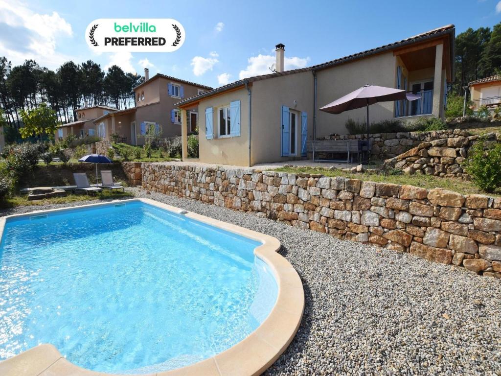eine Villa mit Swimmingpool und ein Haus in der Unterkunft Villa in Joyeuse with Private Pool & History in Ribes