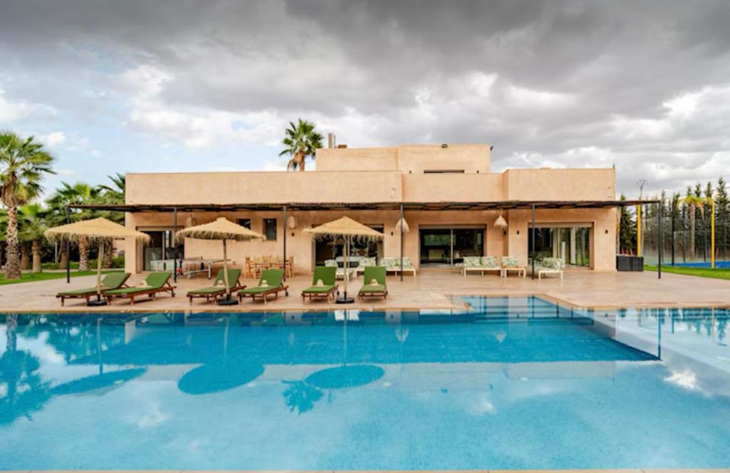 Oulad MazougVilla privée sans vis-à-vis,Padel,Tennis, Five的一座带大型游泳池的度假村,位于一座建筑前