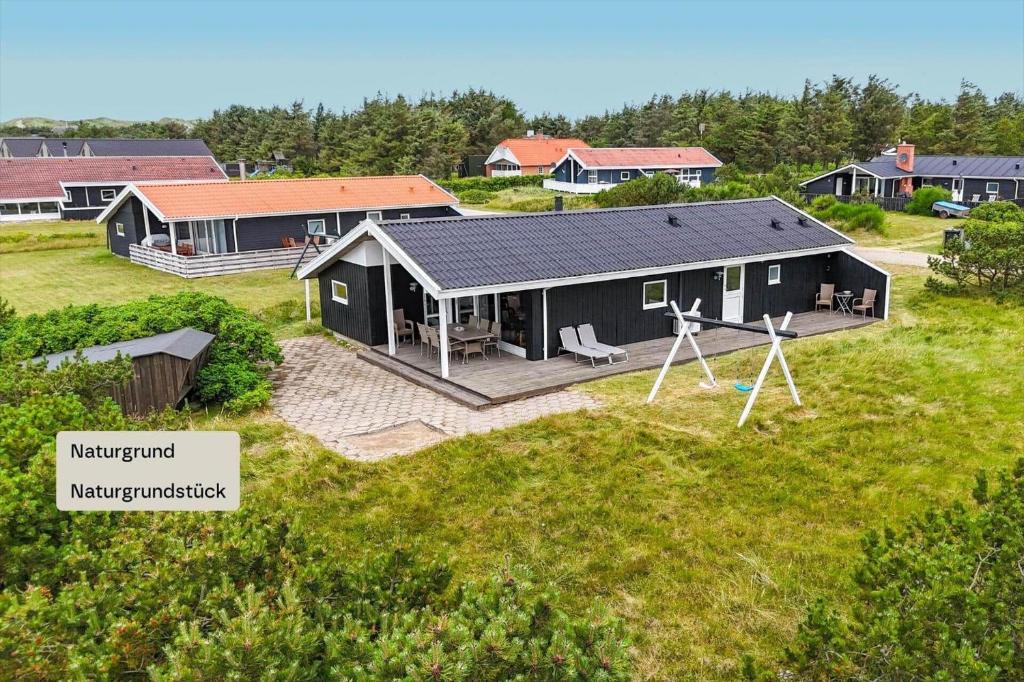 哈博尔163-Harboore-Vejlby-Klit-47的享有带日光浴室的房屋的空中景致