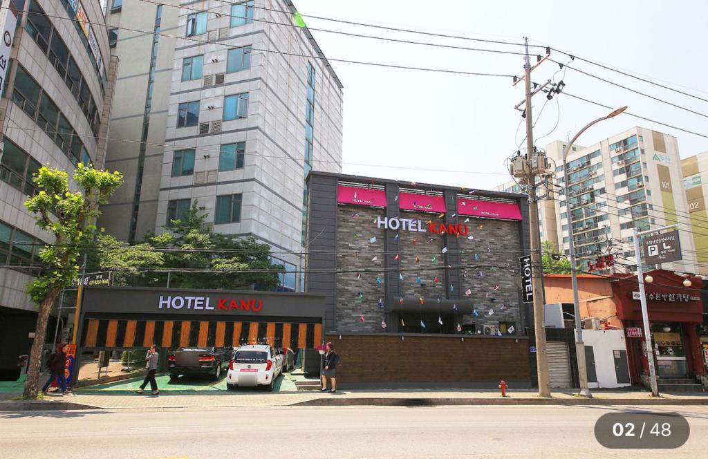 un hotel en la esquina de una calle de la ciudad en KANU hotel, en Seúl