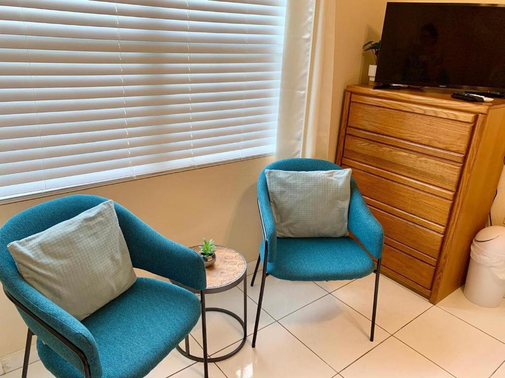 Μια τηλεόραση ή/και κέντρο ψυχαγωγίας στο SUITE 4, BLUE PAVILION - Steps to BEACH