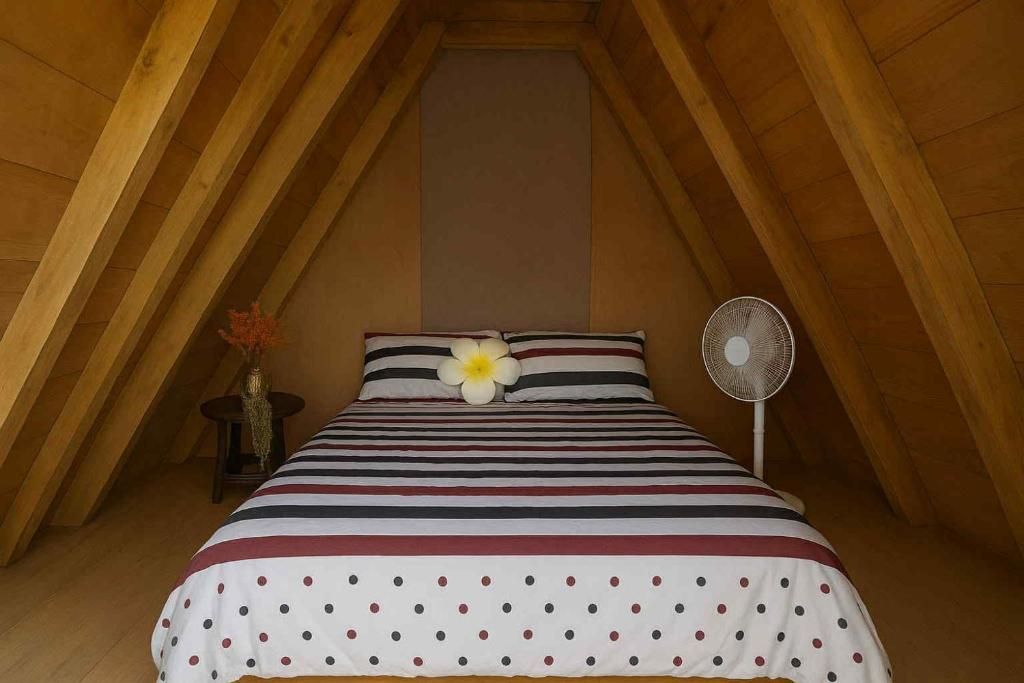 マナグアにあるCielos D Amoreのベッドルーム1室(花のついたベッド1台付)