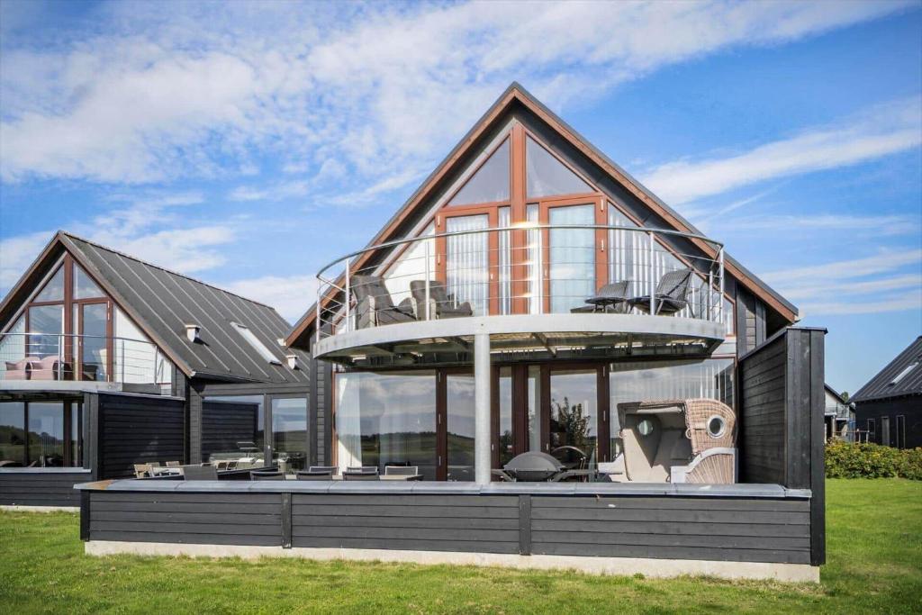 una casa con terraza redonda con balcón en 0344-Romo-Vestergade-331, en Sønderby