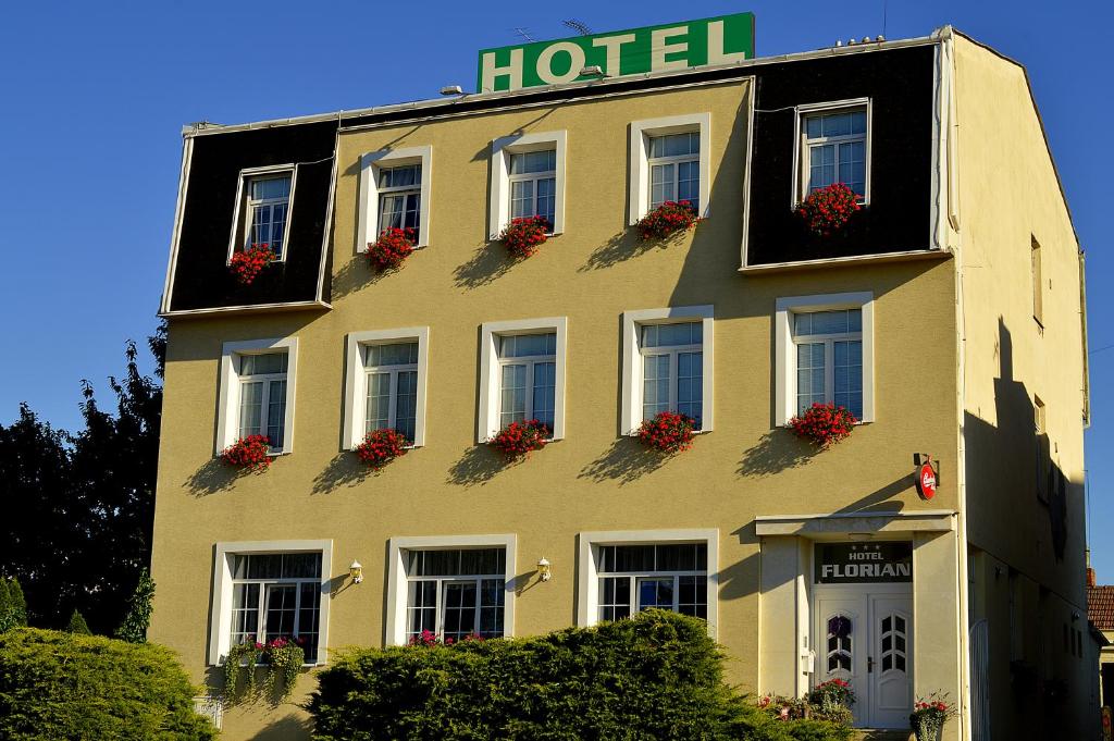 ein Hotelgebäude mit Blumen auf der Seite in der Unterkunft Hotel Florian in Austerlitz