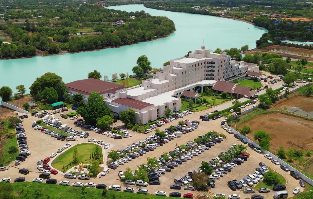 Výhled na řeku, která protéká v blízkosti hotelu