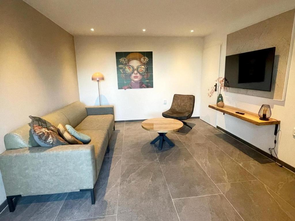 Μια τηλεόραση ή/και κέντρο ψυχαγωγίας στο Pleasant apartment near Valkenburg