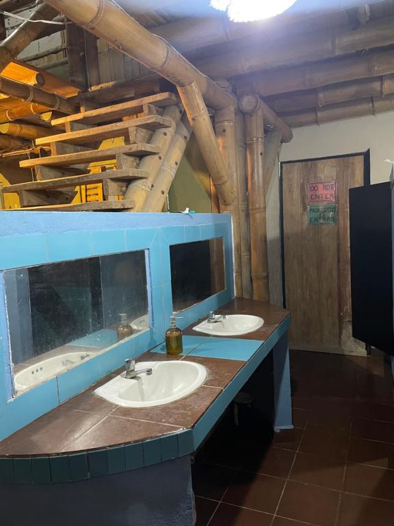 Ένα μπάνιο στο Onda Hostel Mompiche