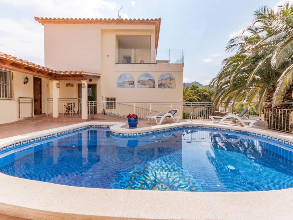 Modern Villa with Garden