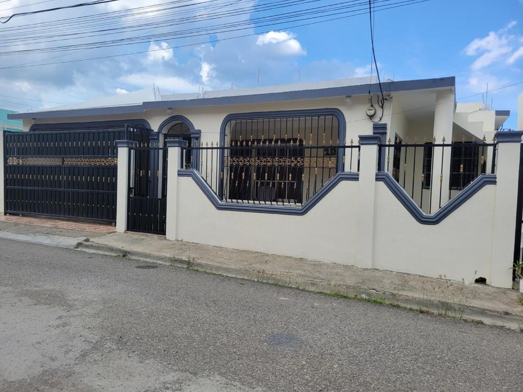 Το κτήριο όπου στεγάζεται  η παραθεριστική κατοικία