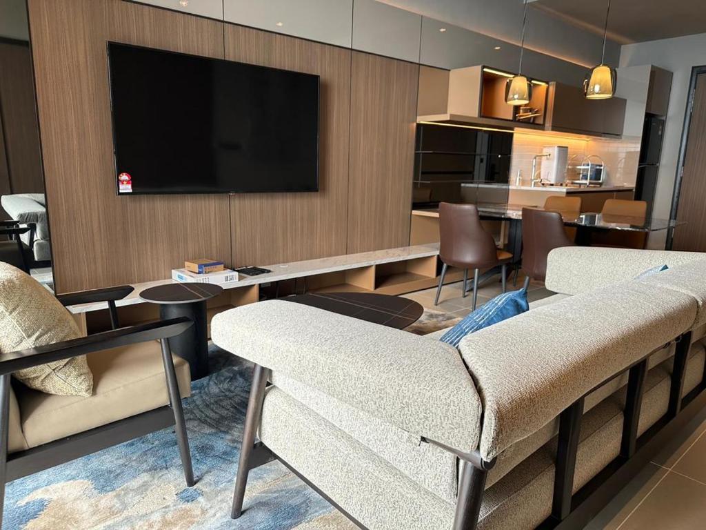 ein Wohnzimmer mit einem Flachbildfernseher an der Wand in der Unterkunft Antara Genting by Enigma 2BR, High Floor in Genting Highlands