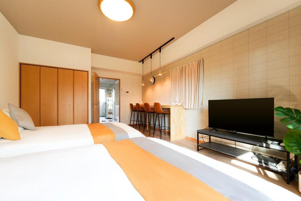 Μια τηλεόραση ή/και κέντρο ψυχαγωγίας στο Kyobashi Xinxiang Newly renovated suite, 3 minutes walk to Osaka Castle and subway