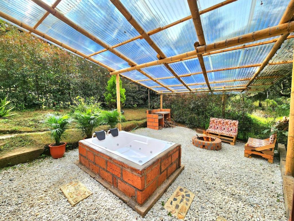 Κήπος έξω από το Cabaña en la Naturaleza con Jacuzzi - Santa Elena
