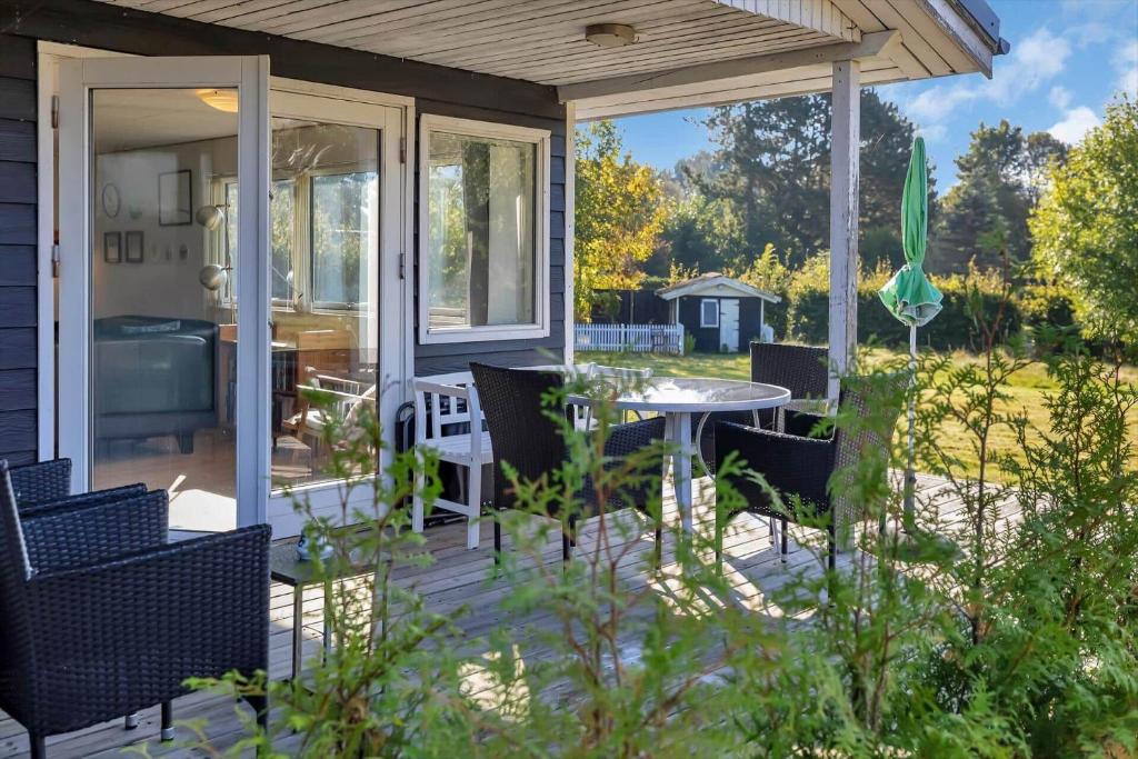 霍尔拜克18002-Holbaek-Baekkehusvej-37的带桌椅的封闭式门廊