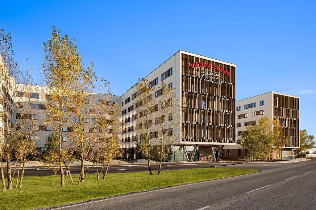 施韦夏特Vienna House Easy by Wyndham Vienna Airport的两座高楼,前面有一条街道