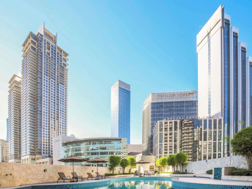 uma vista do horizonte de uma cidade com piscina em Novotel Kuala Lumpur City Centre em Kuala Lumpur