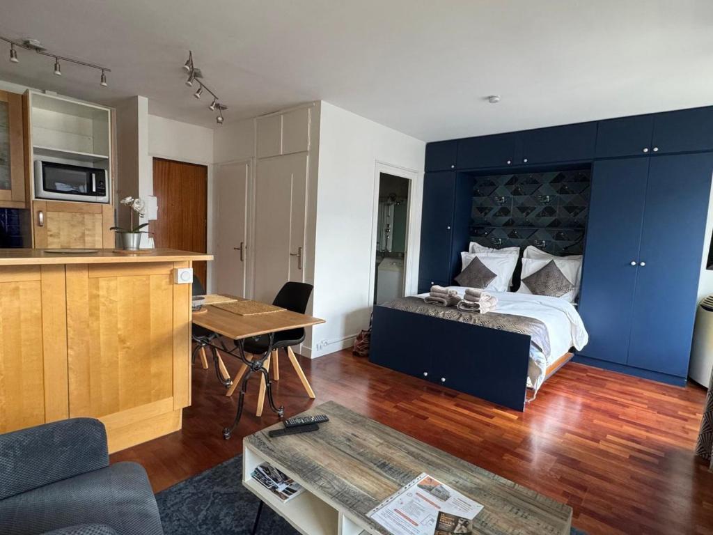 Ένα ή περισσότερα κρεβάτια σε δωμάτιο στο Grand Studio avec balcon, fibre internet - FR-1-555-121