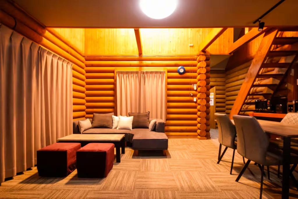 una sala de estar con un sofá y una mesa en The LODGE ABASHIRI, en Abashiri
