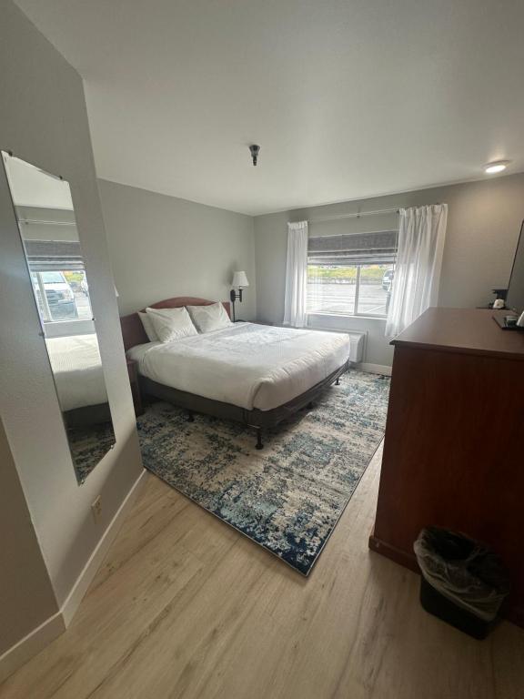 Postel nebo postele na pokoji v ubytování SureStay Plus Hotel by Best Western Post Falls