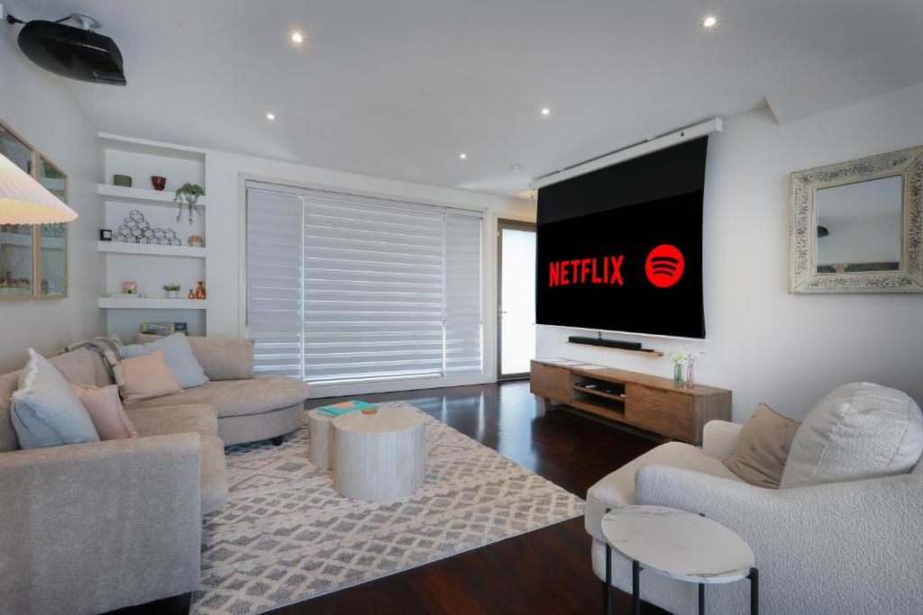 Χώρος καθιστικού στο Home Away From Home - Maribyrnong Boutique Townhouse