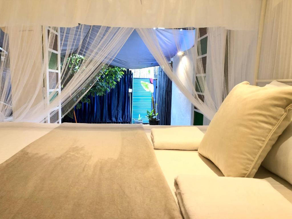 La pinchi " Pinchi's Bed " - 17