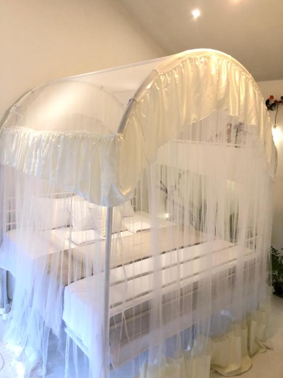 La pinchi " Pinchi's Bed " - 16