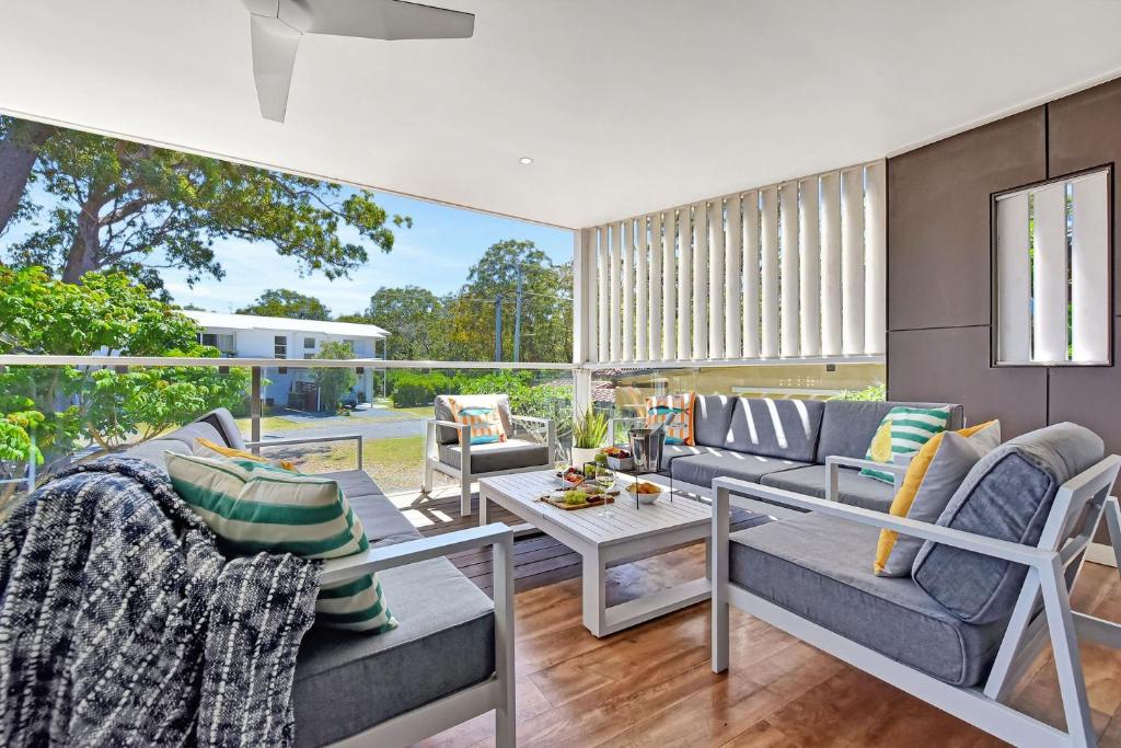 Posezení v ubytování The Jacaranda - Pet Friendly, Air-Con, Wifi, Boat Parking, Large backyard