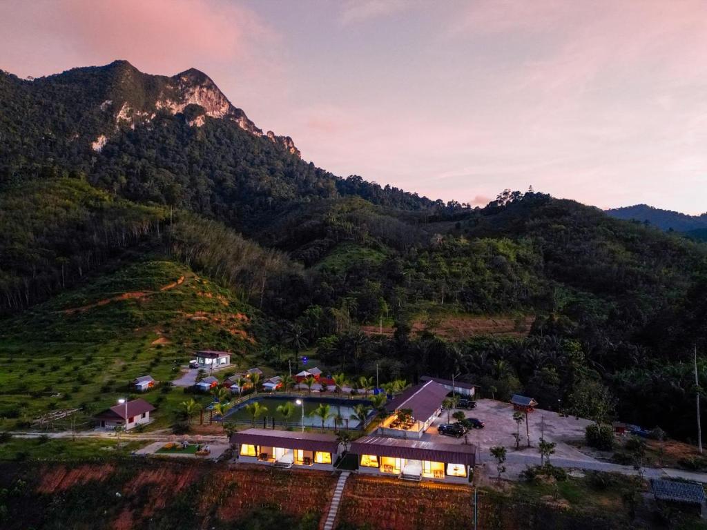 eine Luftansicht eines Gebäudes auf einem Berg in der Unterkunft Khaosok River Stone Resort & Camp in Ban Thung Lang Tham