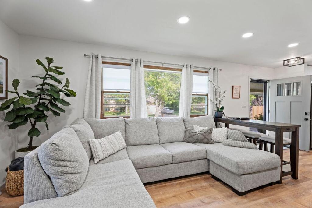 Χώρος καθιστικού στο Fire Pit, Fully Stocked, Family-Friendly Oasis