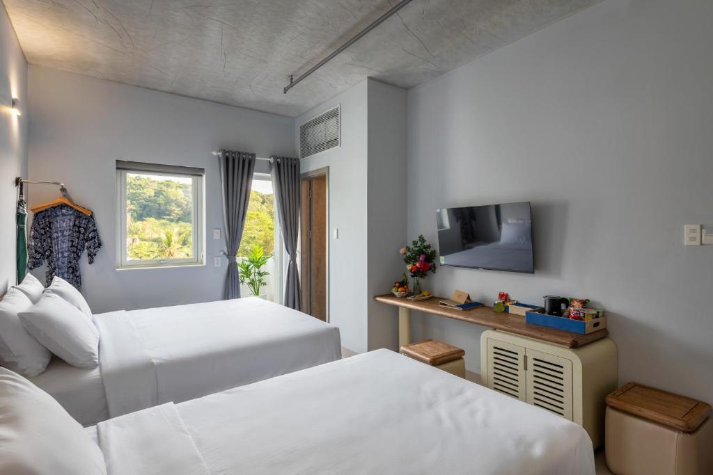 The Up Hotel Phu Quoc Island - The Poolside Escape - 11