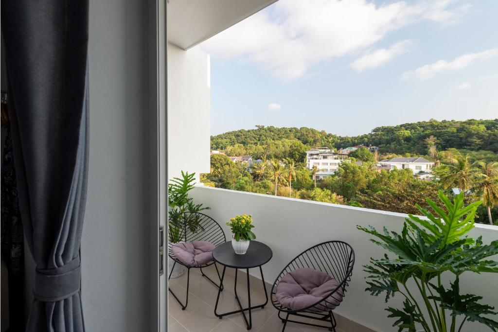 The Up Hotel Phu Quoc Island - The Poolside Escape - 10