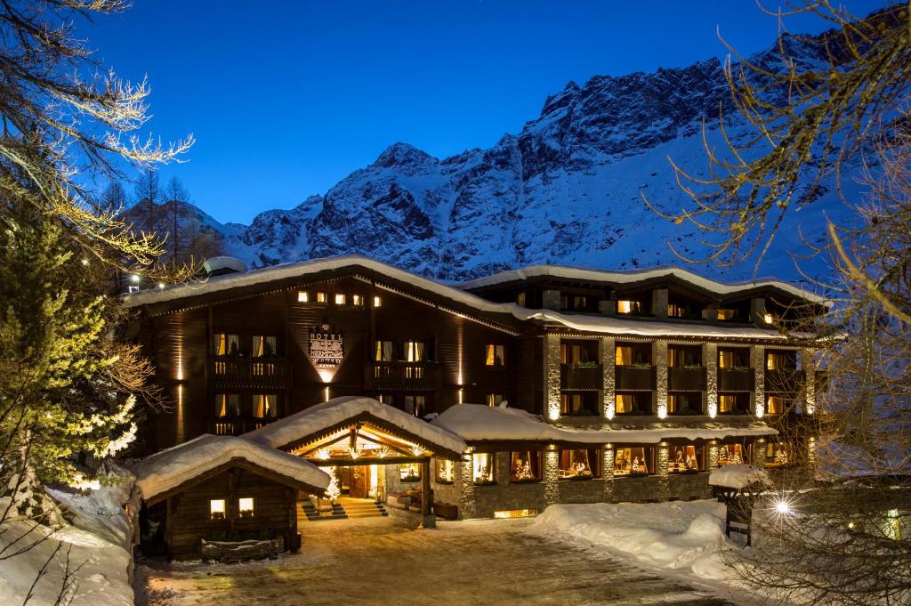 Nespecifikovaný výhled na hory nebo výhled na hory při pohledu z hotelu