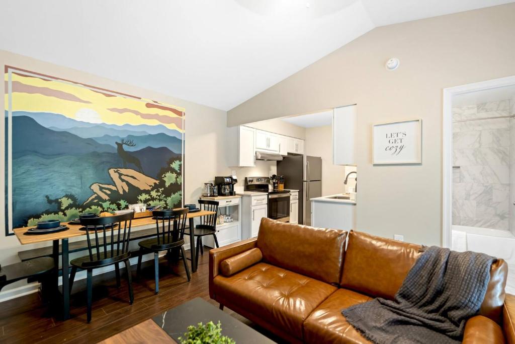 ein Wohnzimmer mit Couch und Küche in der Unterkunft SpiderMan in SNP~FamilyGetaway~Arcade~HotTub~ESVE in Fairview