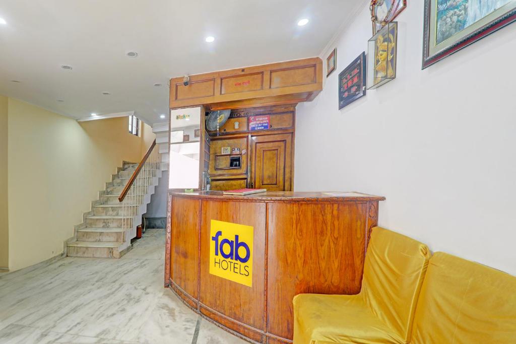 勒克瑙FabHotel Anant的客厅设有黄色沙发和楼梯。