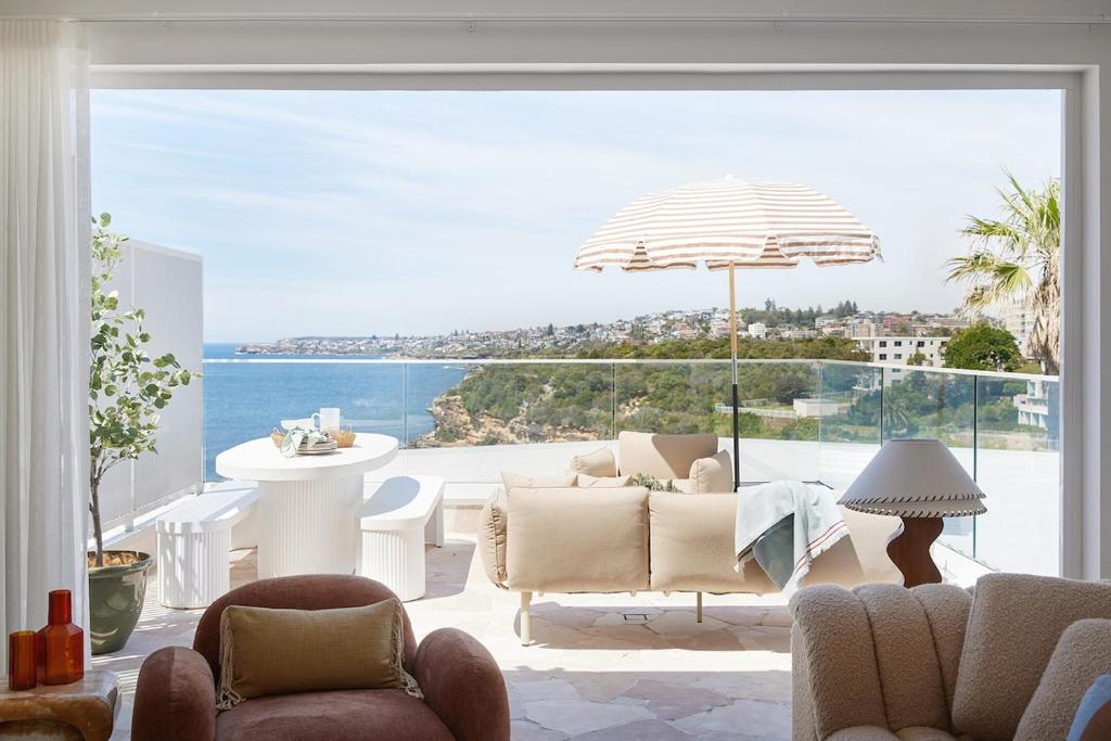 Una sala de estar con vista al mar. en Beachfront Bliss at Clovelly, en Clovelly