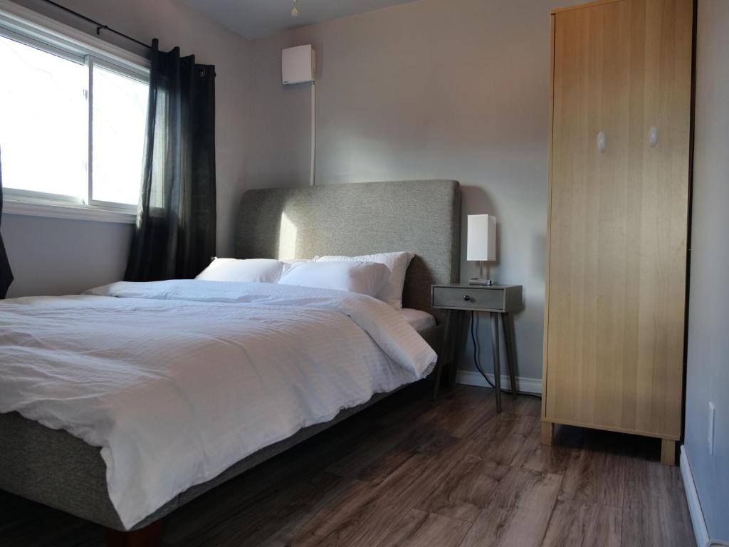 En eller flere senge i et værelse på Cozy Loft in Kingston