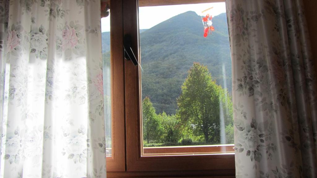 uma janela com vista para uma montanha em Apartamentos Turísticos Cabrera em Tejedo de Ancares