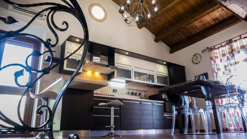a kitchen with a stove and a counter top at Casa Vacanze Rosato in Altino