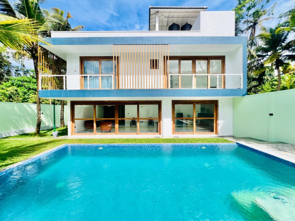 阿杭格默Casa Delora, Ahangama的一栋房子前面有游泳池