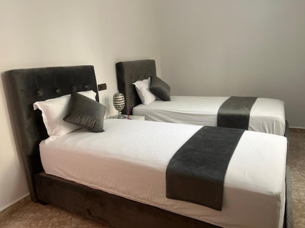 Ένα ή περισσότερα κρεβάτια σε δωμάτιο στο Magnifique maison famiiale moderne spacieuse de 150 m Avec de 3 chambres ,confortables et d un grand salon et terrasse, Idealement situee a 9 min du centre-ville elle se trouve à proximite de la route principale menant a l aeroport Berkane et Saidia