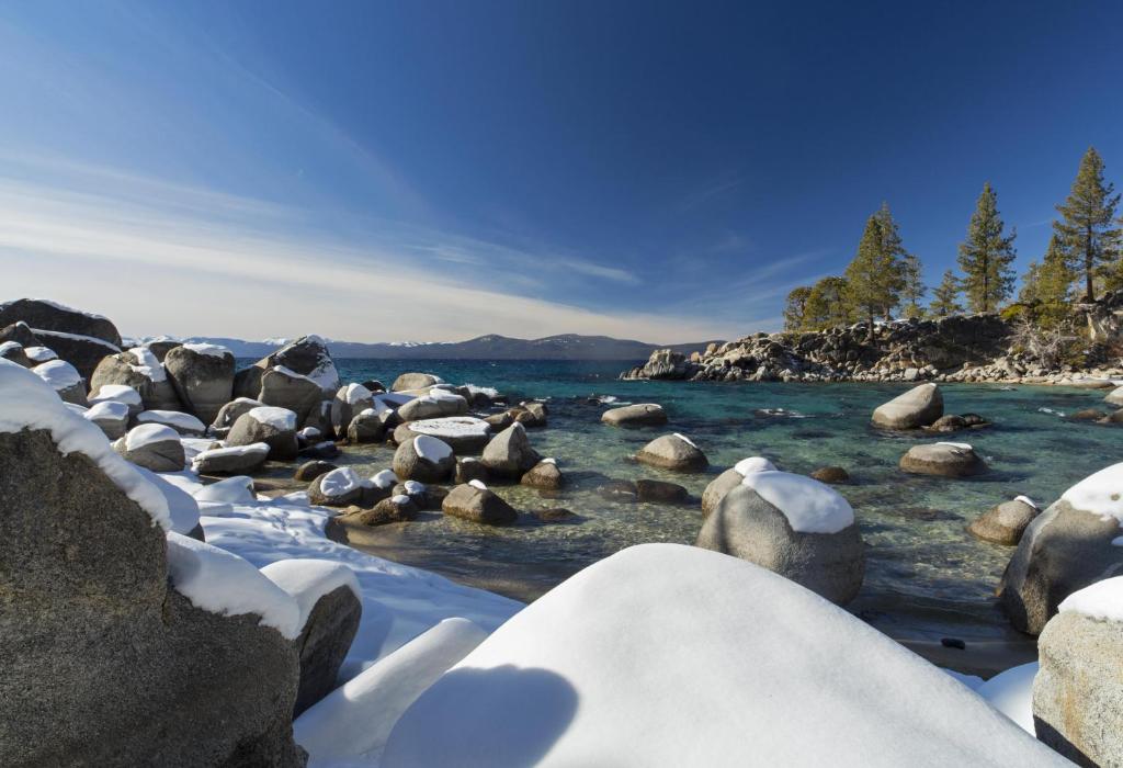 Un río con rocas y nieve en el agua. en Hyatt Regency Lake Tahoe Resort, Spa & Casino, en Incline Village