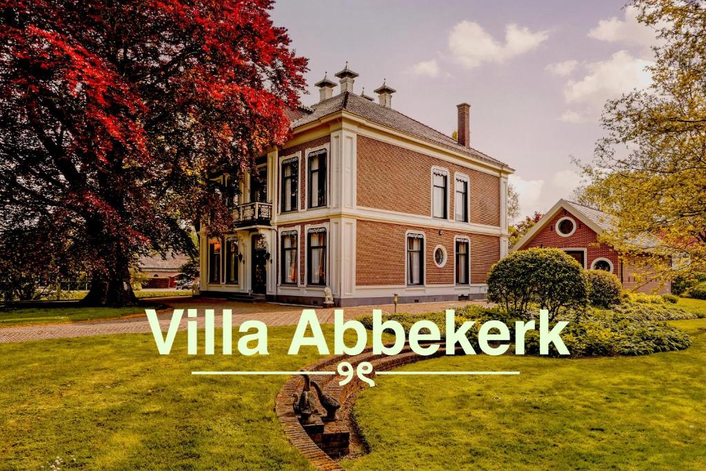 uma casa grande com as palavras villa abbeck em Villa Abbekerk - Bed & Breakfast em Abbekerk