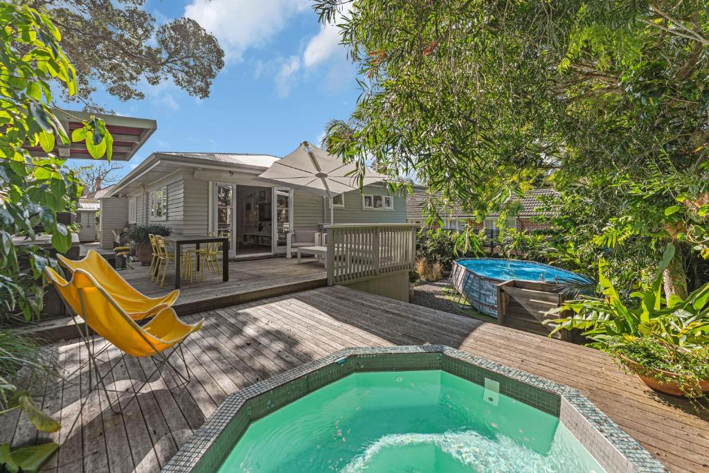 Πισίνα στο ή κοντά στο Bespoke Stays - Sunlit Home in Devonport