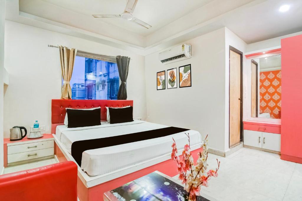 Un pat sau paturi într-o cameră la Super Collection O City Center New Town Kolkata Formerly Paradise Inn