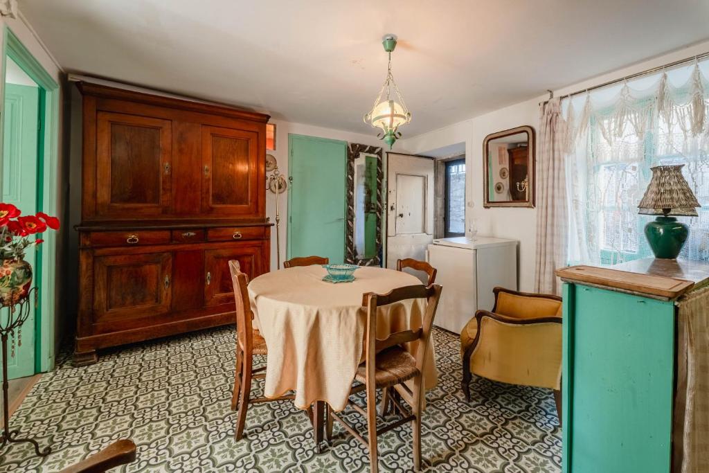 eine Küche und ein Esszimmer mit Tisch und Stühlen in der Unterkunft Appart centre La Salvetat Agout in La Salvetat