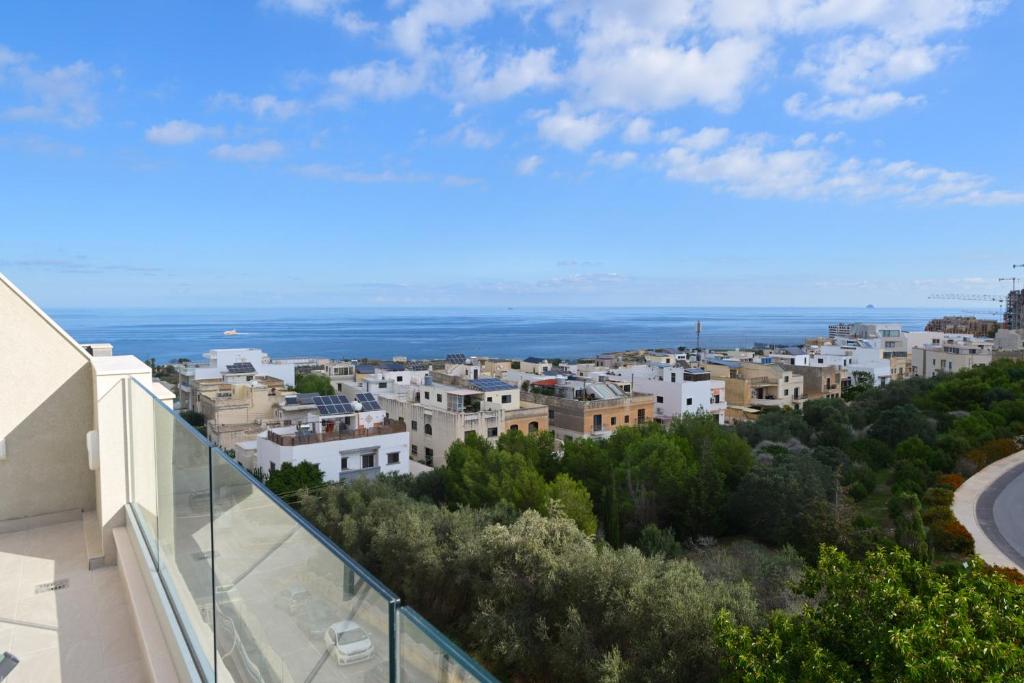 una vista sulla città dal balcone di una casa di Lovely and spacious penthouse 2 bed 1 bath with wide panoramic views a Pembroke
