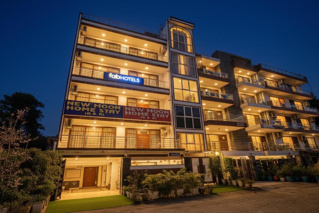 Un edificio con un cartel de luna nueva para quedarse en casa. en FabHotel The New Moon, en Nueva Delhi