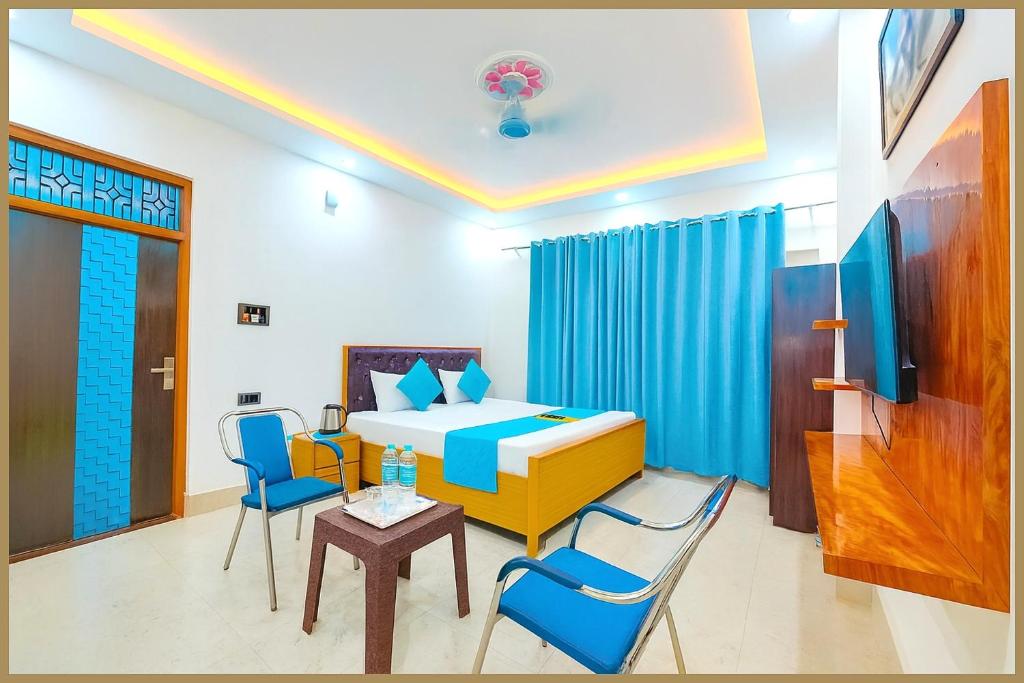 Una televisión o centro de entretenimiento en Kalyan Singh Road Preemium Mateshwari Residency - Fully Air Conditioned Hotel With Free Parking Free Wifi - Best Premium Hotel In Ayodhya