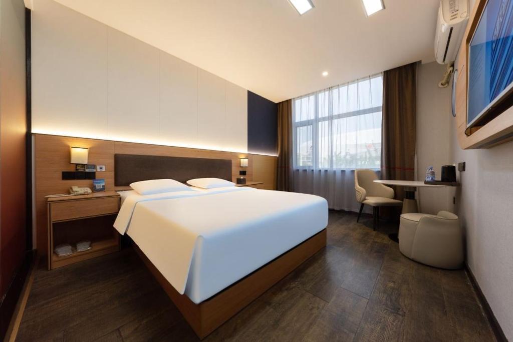 Postel nebo postele na pokoji v ubytování Huanyang Hotel Qingdao Chengyang Youth Football Stadium Branch