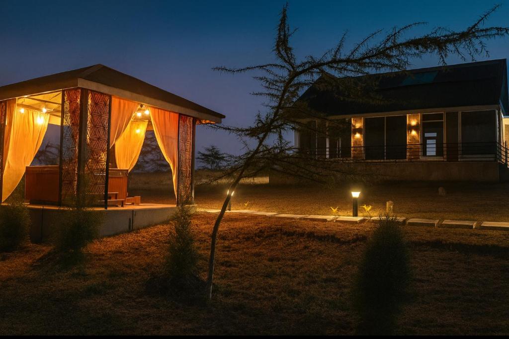 una casa con la fachada iluminada por la noche en Rockview Cabins - Kajiado, en Kajiado