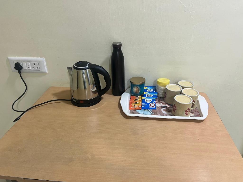 Příslušenství pro přípravu čaje a kávy v ubytování Vaigai Home Stay